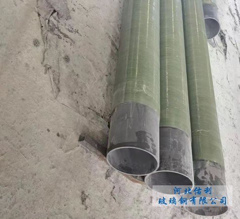 UPVCFRP復(fù)合管是由UVPC（硬聚氯乙烯）、薄壁管作內(nèi)襯層